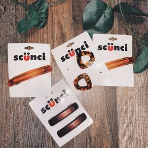 4 FOR $25⭐️ 
Brand New Scunci hair clips vintage
